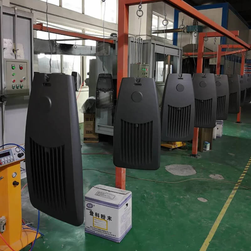 How to spray powder on LED street light housing ? Kuinka ruiskuttaa jauhetta LED-katuvalojen koteloon?